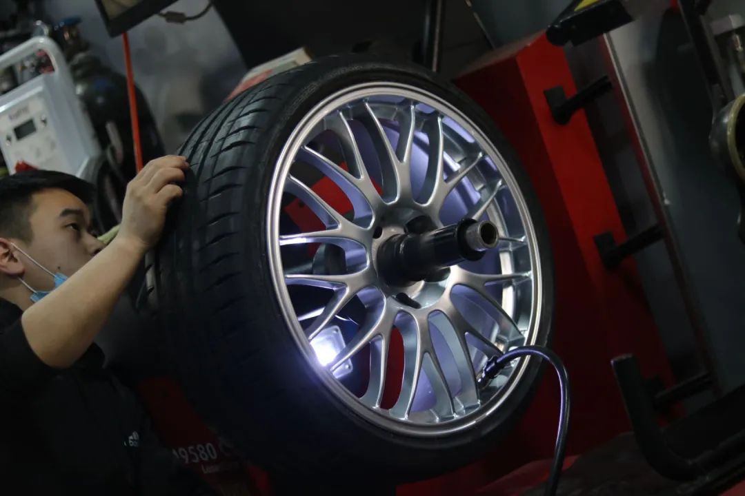 怪兽改造跑车视频,宝马f20120改装