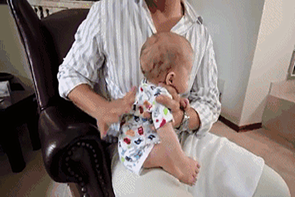 宝宝拍了嗝还吐奶是什么原因,宝宝拍过嗝还吐奶怎么回事