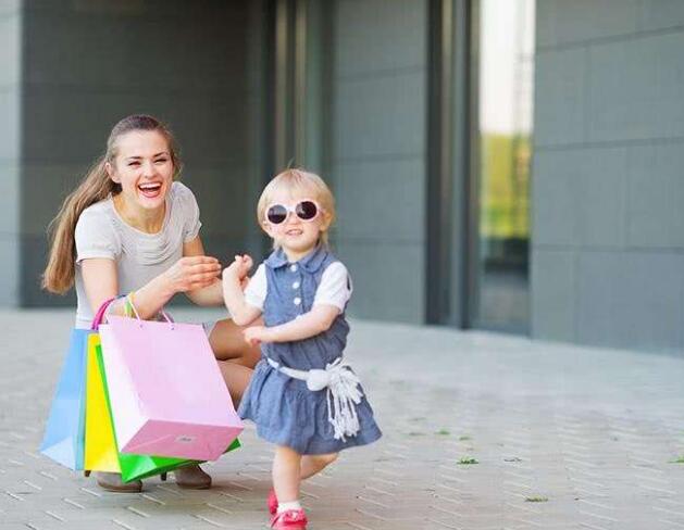 爸爸带三个女儿吃饭,爸爸带娃喝奶茶