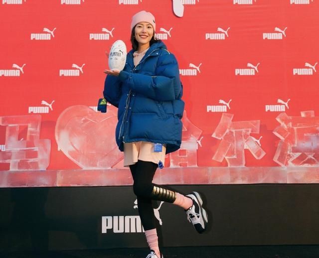 刘雯穿长筒袜的样子,刘雯绑带羽绒服