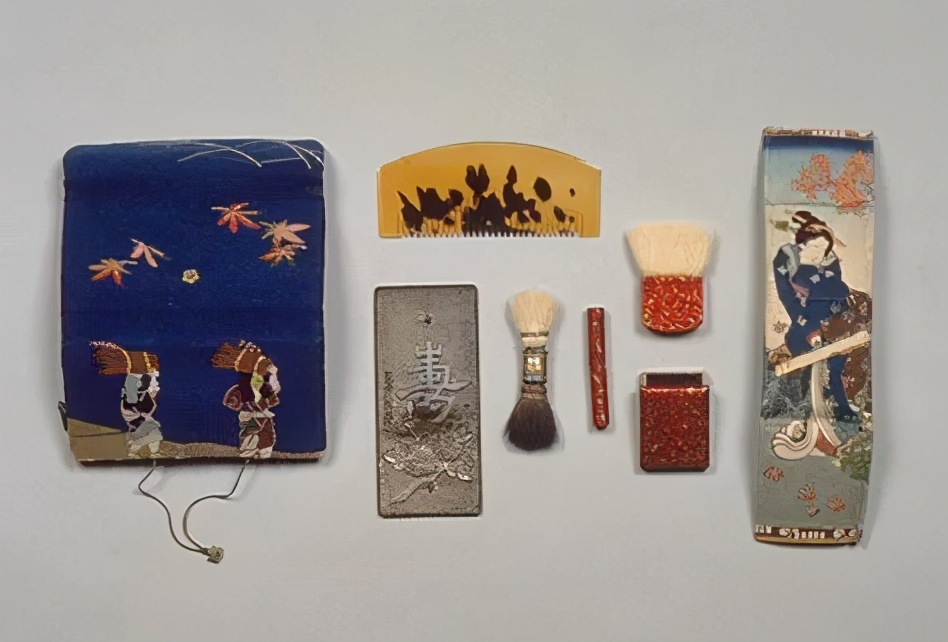 日本小姐姐包包里面都有什么,日本小姐姐随身包都带什么