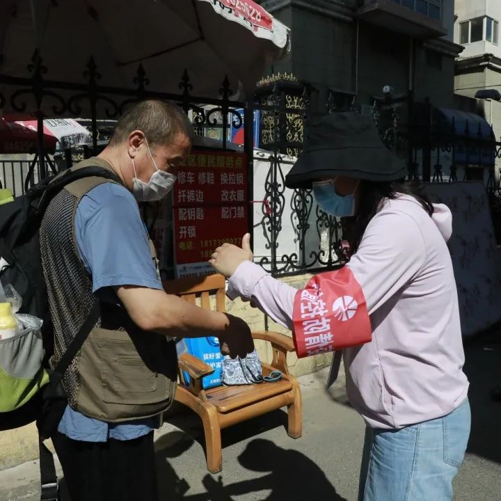 他们坚守在疫情防控一线,防控疫情他们在风雪中坚守