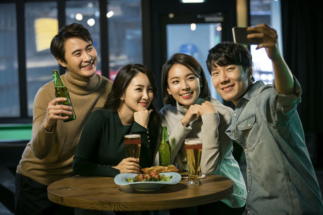 女子用“烤屁股”的理疗灯热烤鸭上演疯狂吃货有多爽