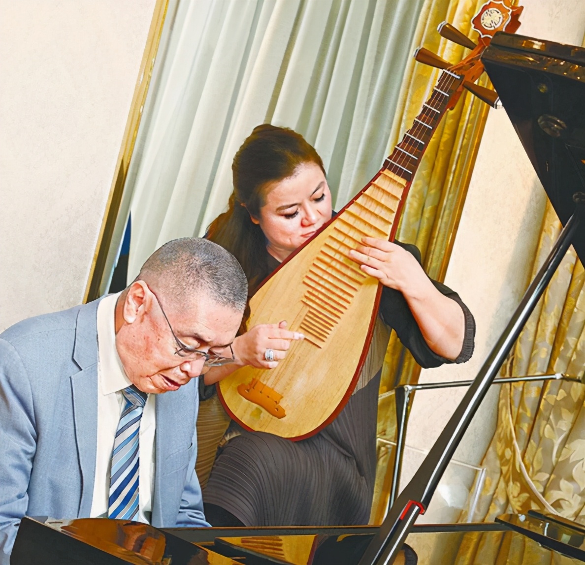 83岁钢琴大师刘诗昆为2岁女儿庆生,钢琴大师刘诗昆再度当爸