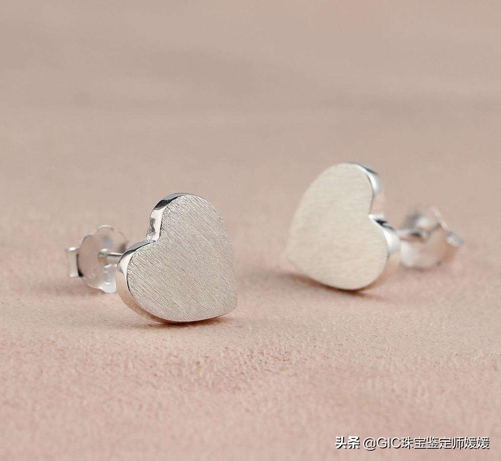 银饰品变黑和保养,银首饰变色了怎么清洗