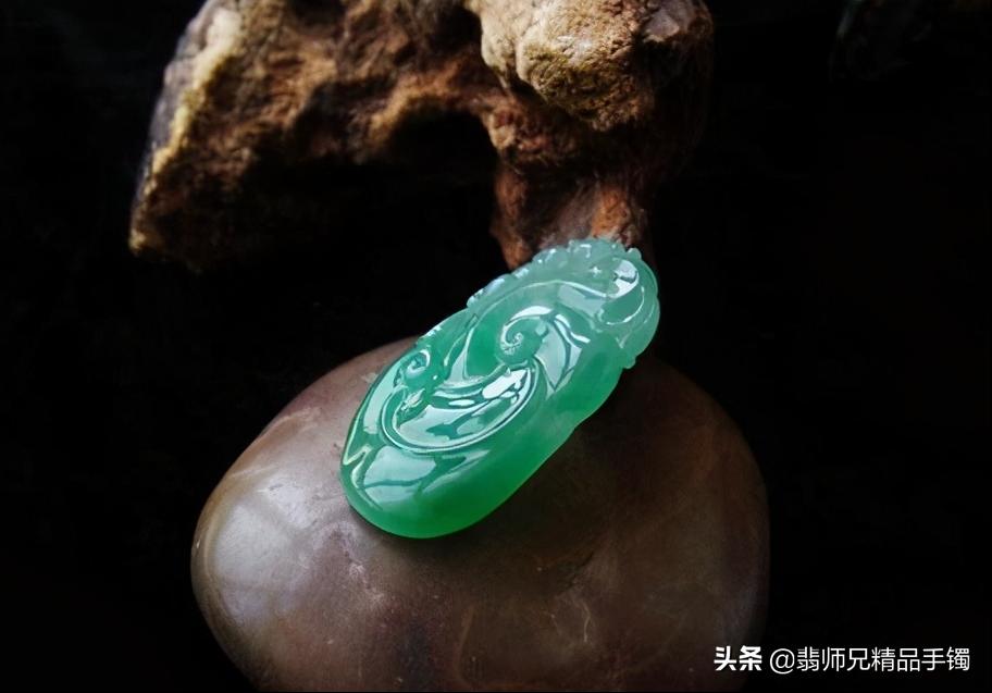 翡翠挂坠裂纹怎么办,如何辨别翡翠挂坠真假最简单方法