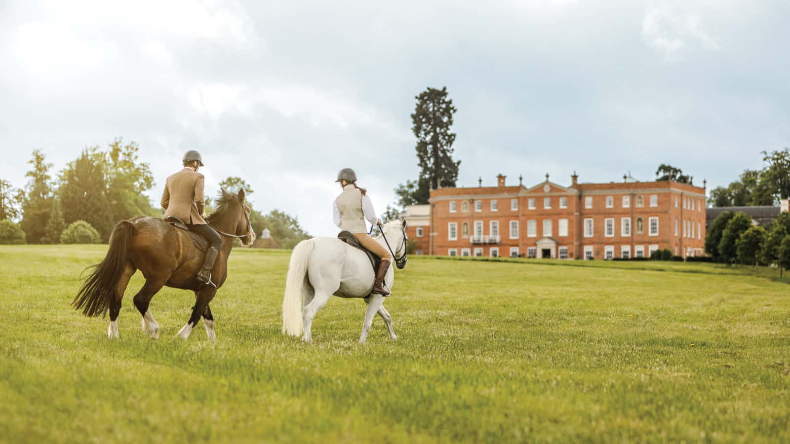 40辆车50套房,泳池养鱼拍电影忙,看互金圈大佬们如何奢侈挥霍