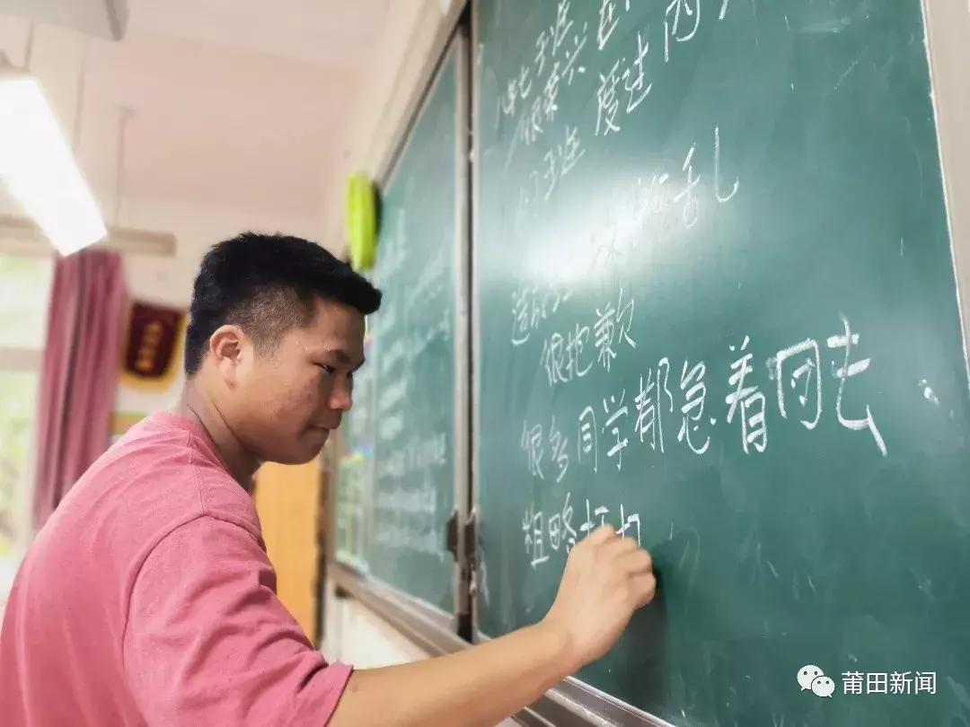 考完啦！莆田考场外上演“00”后深情告白！这些场景都太美~~