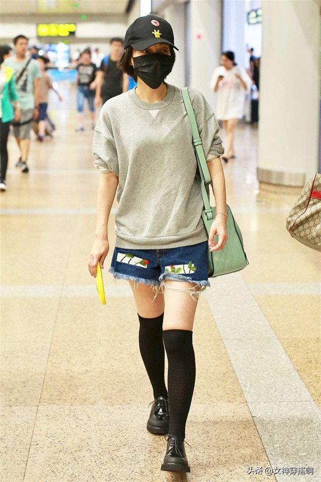 今年终于不流行露脚踝了,今冬不流行露脚踝了露袜才更时髦