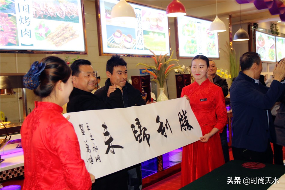 天水“轮胎哥”出发*藏西**，金龙大酒店携媒体、粉丝送上祝愿