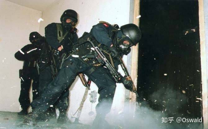 英国警察的武装化历程,英国武装警察战术队形