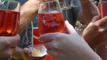 葡萄美酒夜光杯喝了一杯又一杯,葡萄美酒夜光杯醉卧沙场君莫笑