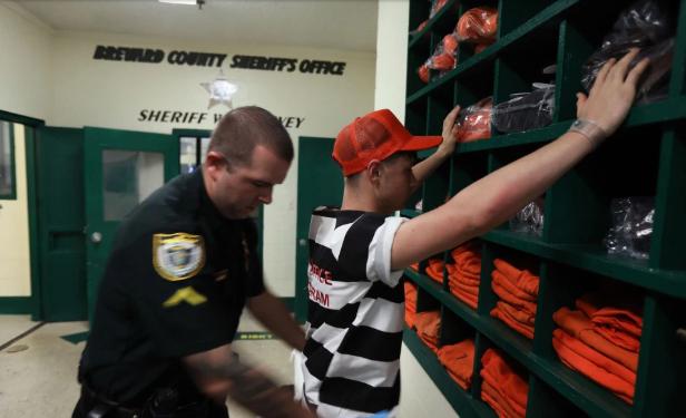 英无知贩毒少年监狱体验笑嘻嘻，第一天就捡屎被警卫吓哭：想回家