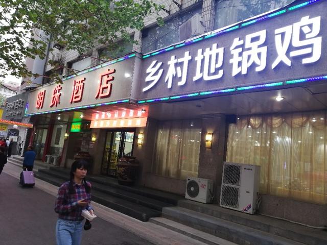 郑州美食地锅炖鸡贴饼子,地锅炖鸡贴饼子的抖音视频