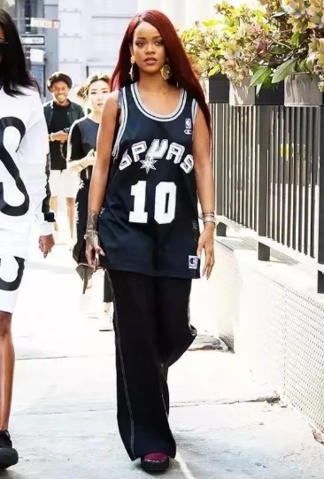 复古风格穿搭足球衣,活力款衣服