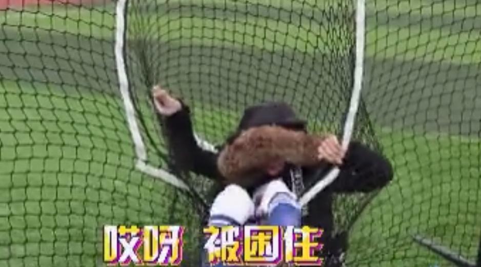 王源差点被台阶绊倒,王源一不小心绊倒自己系列