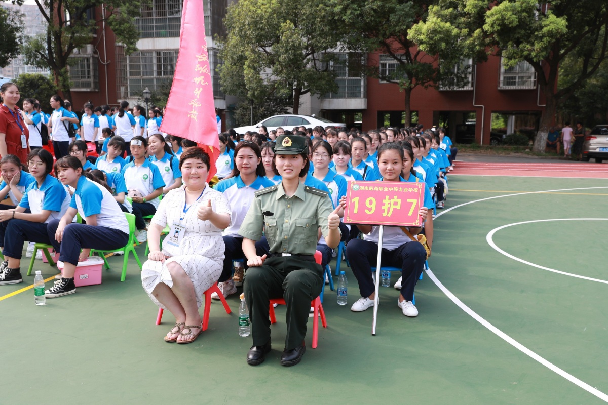 学医救死扶伤当兵保家卫国,学医习武救死扶伤十六字口号