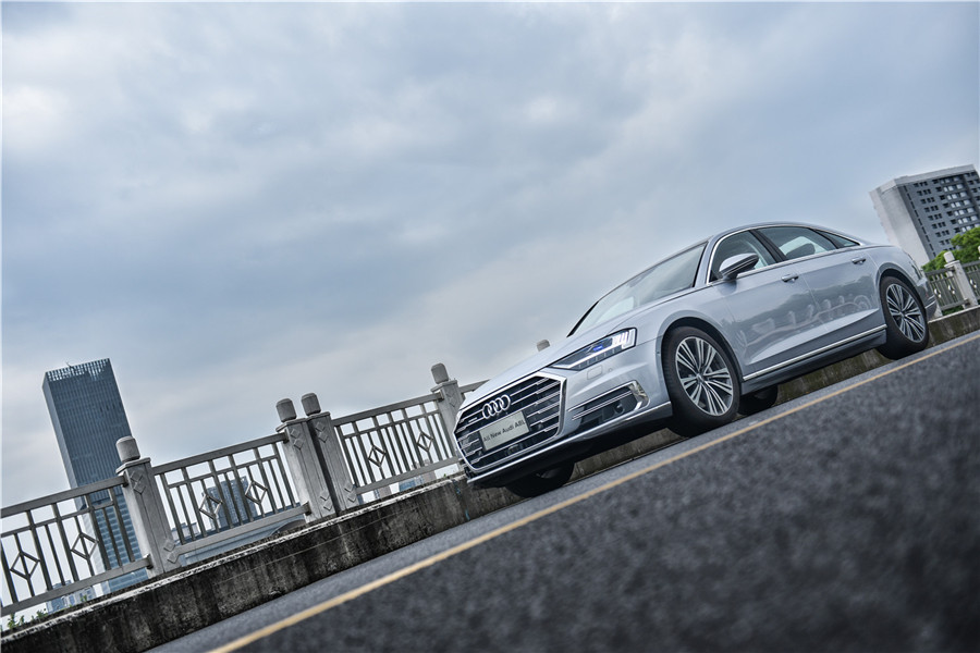 奥迪最好的灯是哪个厂家的,都说奥迪大灯贵到底是不是真的