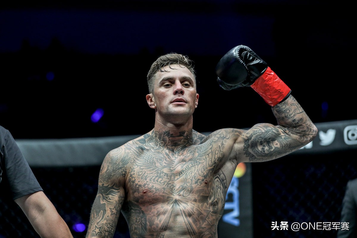 尼基霍兹肯训练,荷兰巨星尼基·霍兹肯惨遭ko