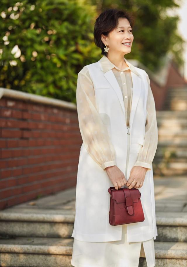 今年流行的适合40岁女人穿的裙子,有特色的裙子适合40多岁的女人穿