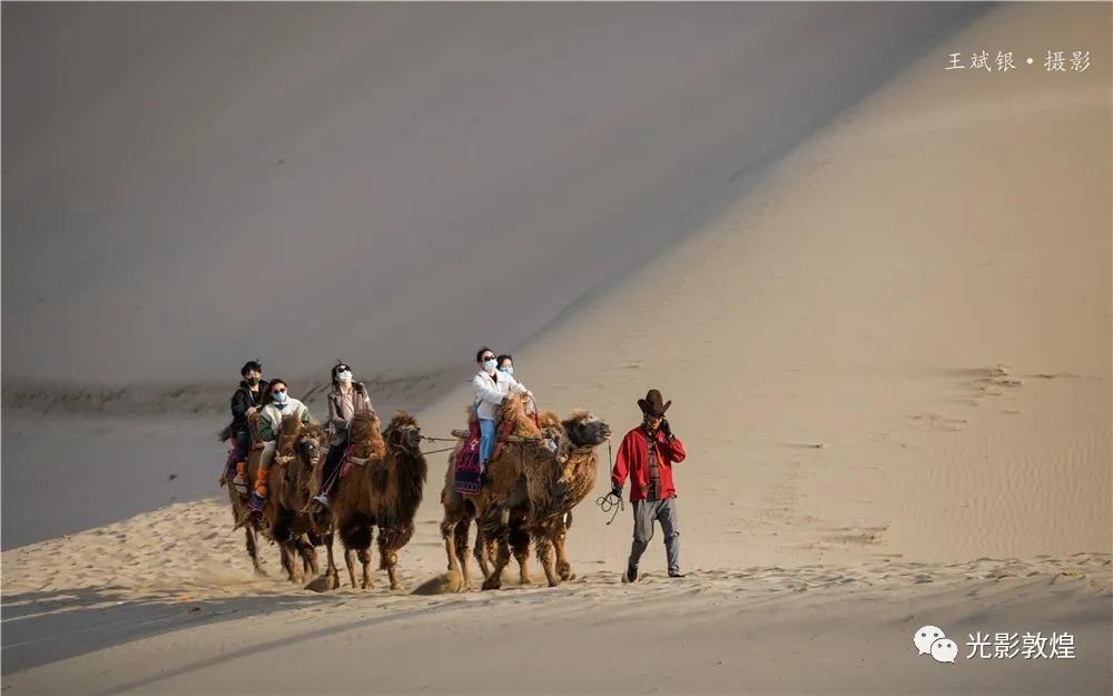 【敦煌新鲜事】月牙泉驼户穿胡服”牵骆驼服务游客