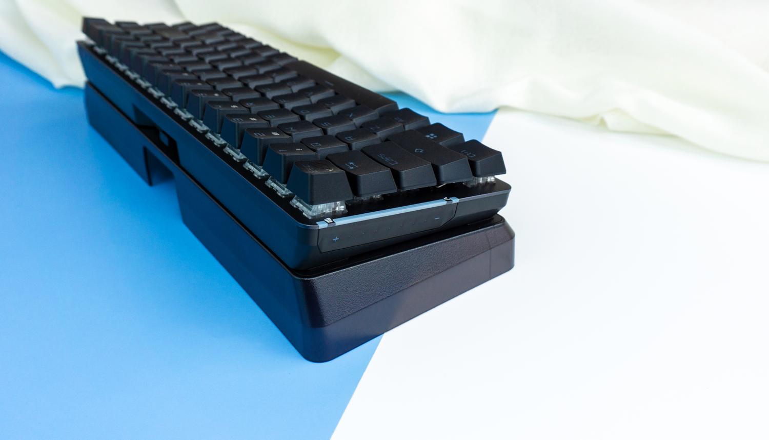 游戏宅的电脑桌面,游戏头戴式耳机rog棱镜s