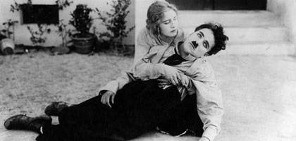 他5岁登台表演，12岁丧父13岁流浪街头，1个跌跤迎来喜剧人生