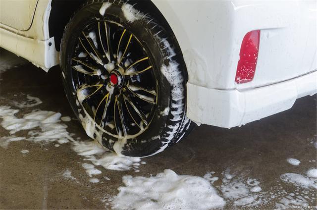 两桶水洗车的正确方法,车主必看手把手教你如何diy洗车