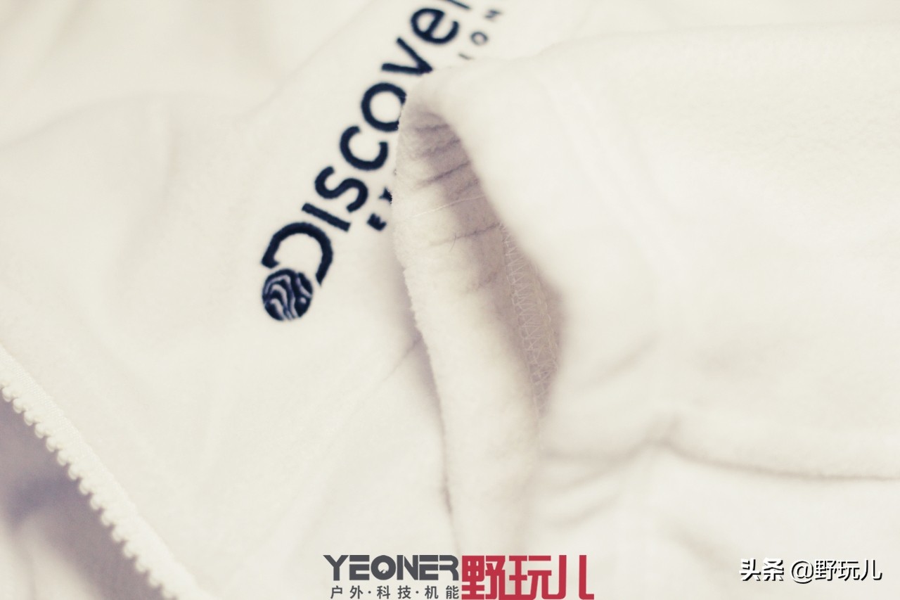 冲锋衣三合一discovery,贝爷穿的户外冲锋衣什么品牌