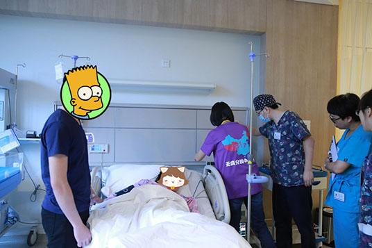 孩子臀位无法顺产，医生徒手将孩子转正，会这个技术的不多了