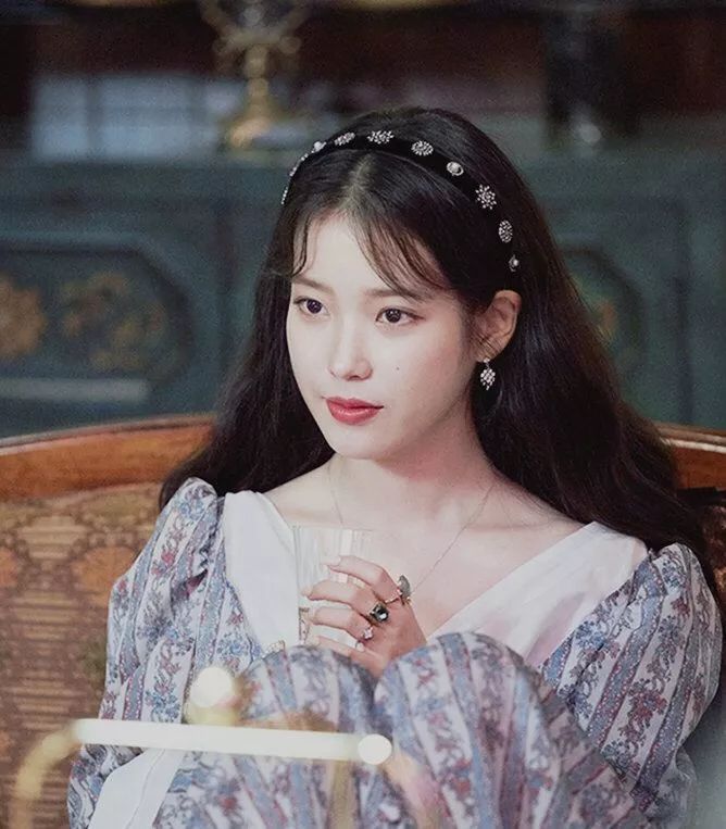 iu的时尚品味,iu穿杏色牛仔外套