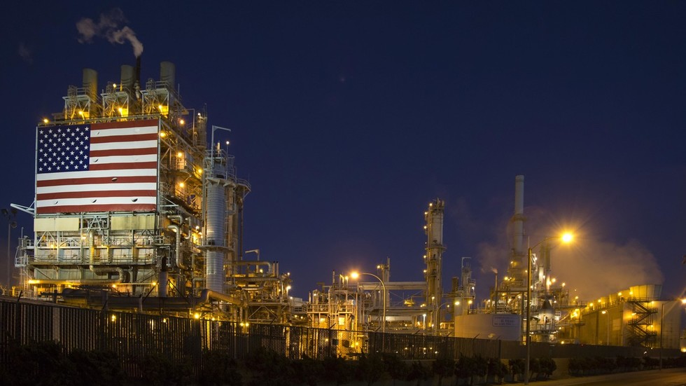 美国汽油原油最新消息,美国原油暴跌为何国内油价上调