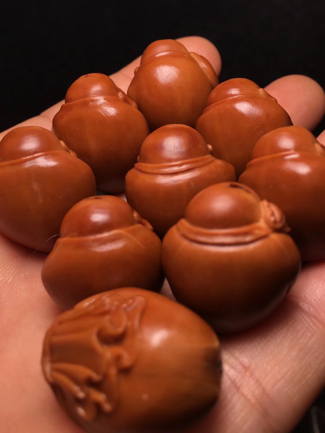 橄榄核雕手串上油盘还是干盘好看,玩文玩橄榄核雕要注意这三点