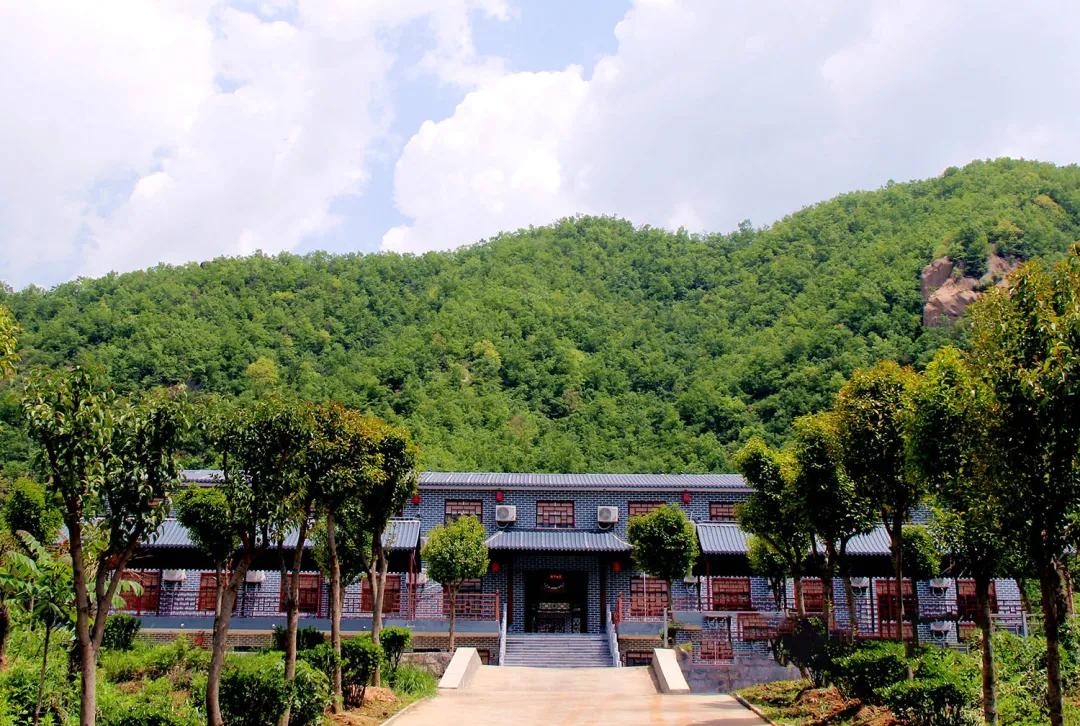 绿野仙踪旅游景区夜晚,画眉谷旅游景区