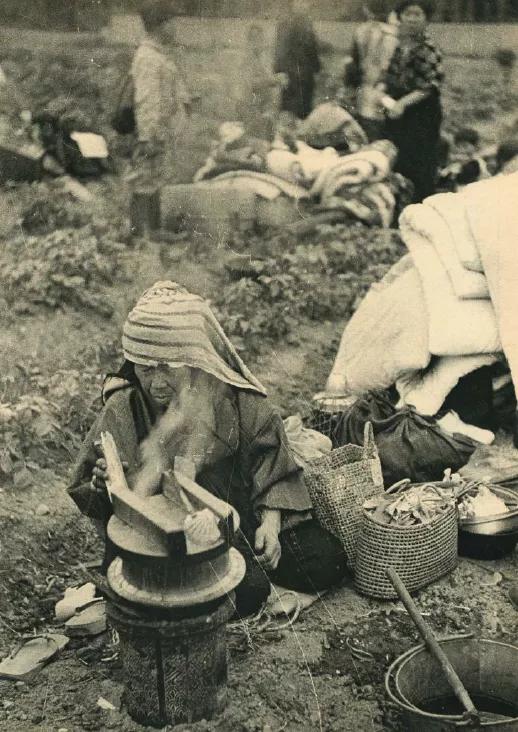 战火中的日本人有多惨？小学生都要当苦力