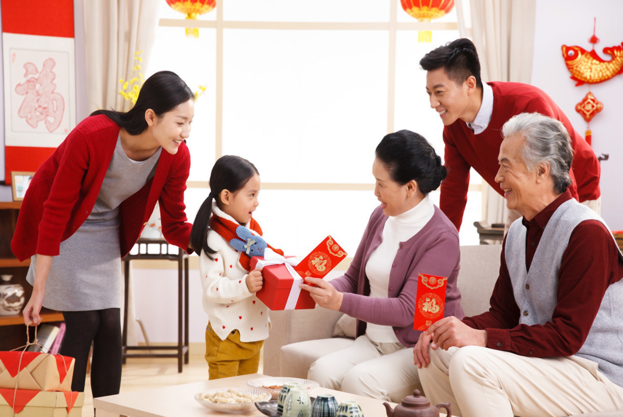 孙子外孙一字之差,老人给“压岁钱”差太多,宝爸气不过当场离席