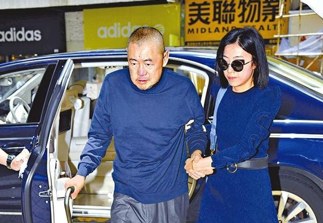 耐心蛰伏16年，成大刘的“人肉拐棍”，甘比笑到最后靠的是忍吗？