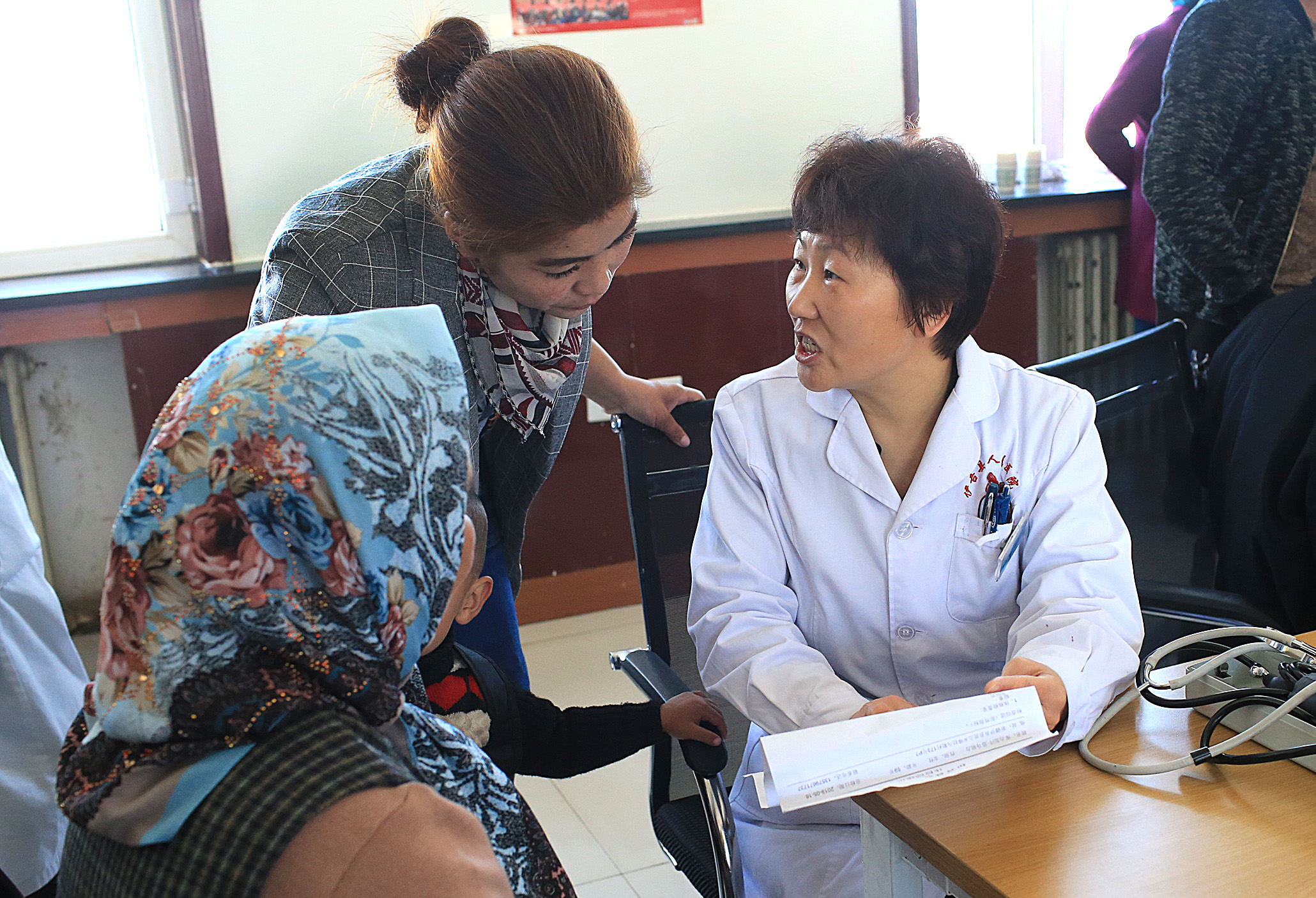 少数民族病人为何如此喜欢这个美女医生？因为她心中有爱