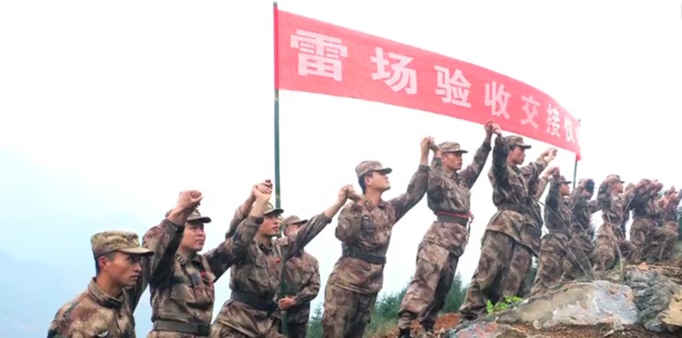 一个标准的军礼彰显崇高的敬意,这个特殊的军礼令人泪目