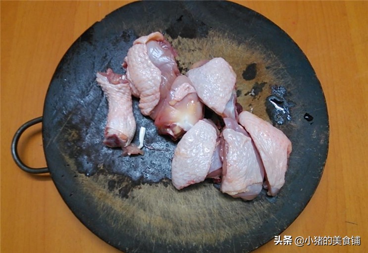 红烧鸡块简单的家常小炒鲜香下饭,红烧鸡块炖土豆加香菇