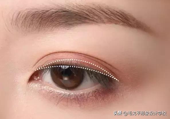 眼线一画上就晕染,眼线一笔画完视频