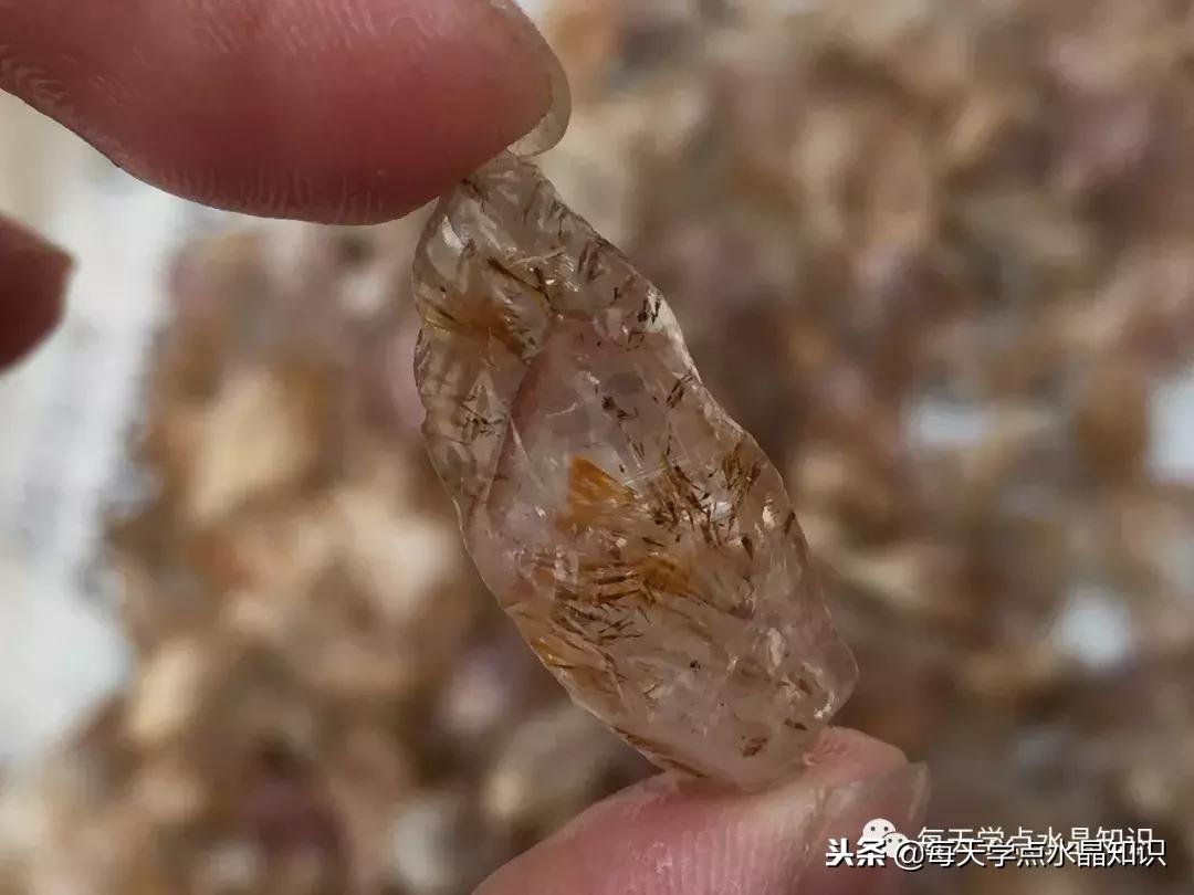 天蒙蒙亮赶个早市看一看天然水晶毛料市场
