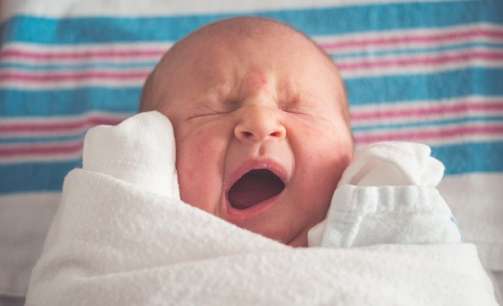 满月宝宝5天不拉大便怎么办,未满月的宝宝攒肚怎么帮宝宝排便