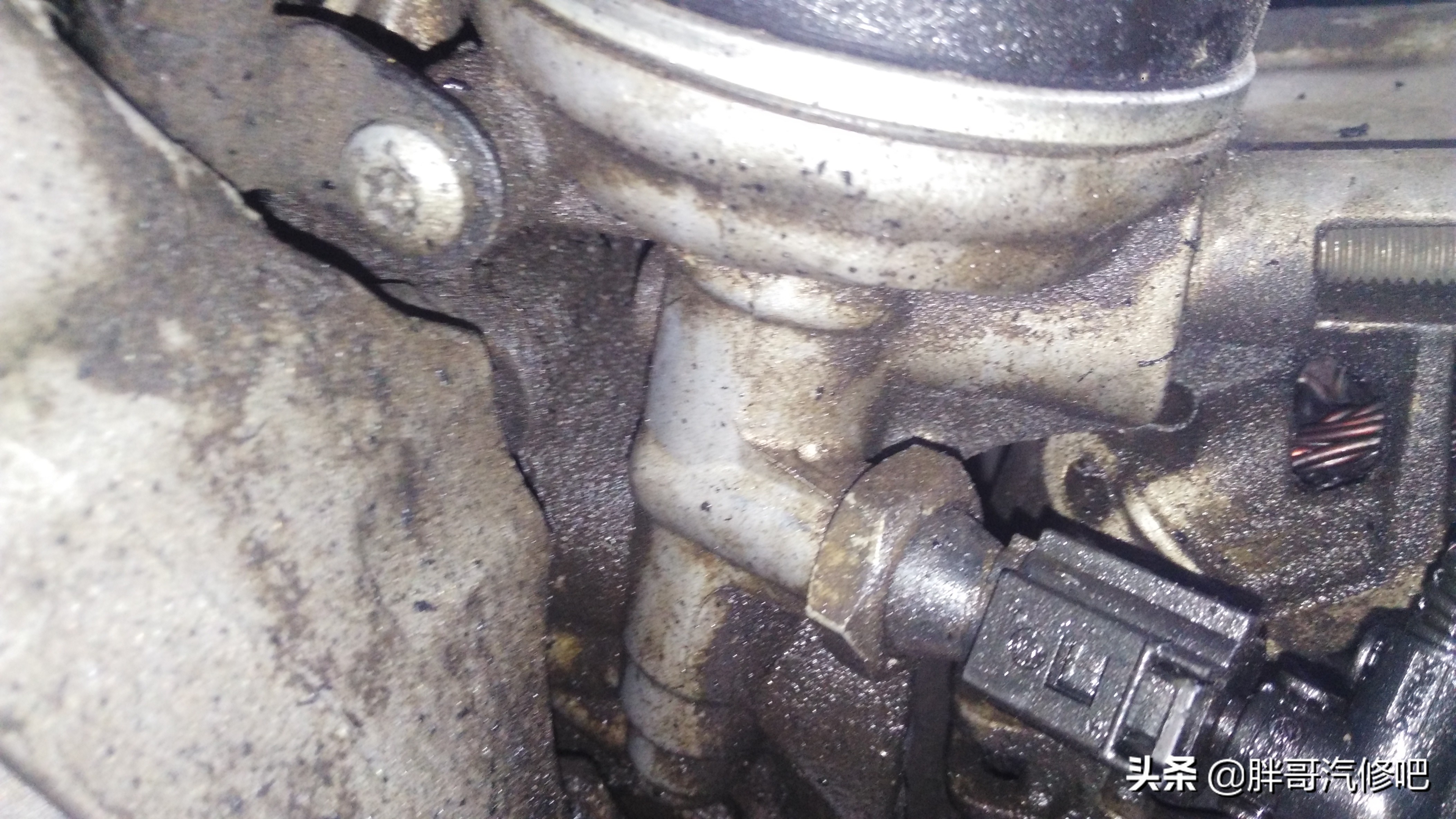 迈腾汽车漏油一般在哪个位置,迈腾漏油忽然不漏了