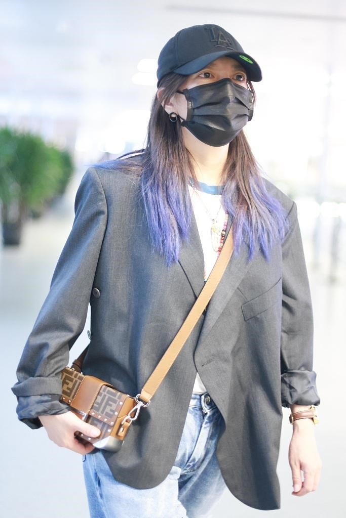 赵薇中长款西装,44岁赵薇的穿搭