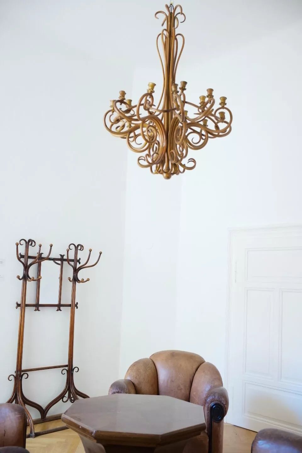 探访TON工厂看经典椅子背后的故事|疯狂24h我们去捷克干了啥？