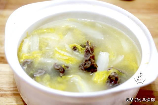 电砂锅炖骨头汤的正确做法,砂锅奶白骨头玉米汤