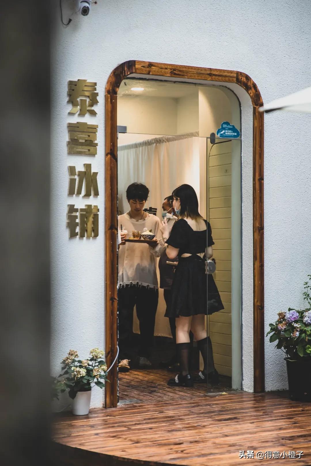 天热了就馋这一口热气腾腾的火锅,天热了就馋这碗冰爽的芋圆水果捞