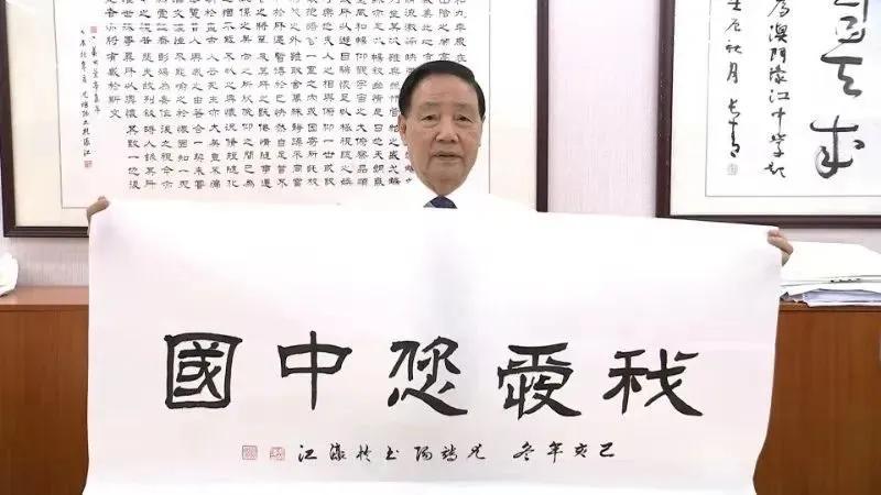 感动中国十大教育人物颁奖词,热爱教育事业的感动中国十大人物