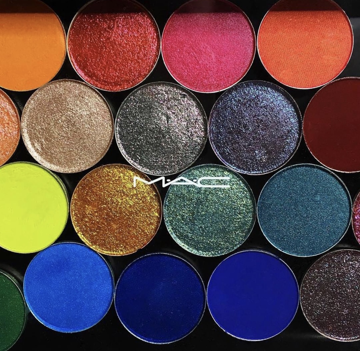 为什么挑不好眼影的女人，也挑不好男人？